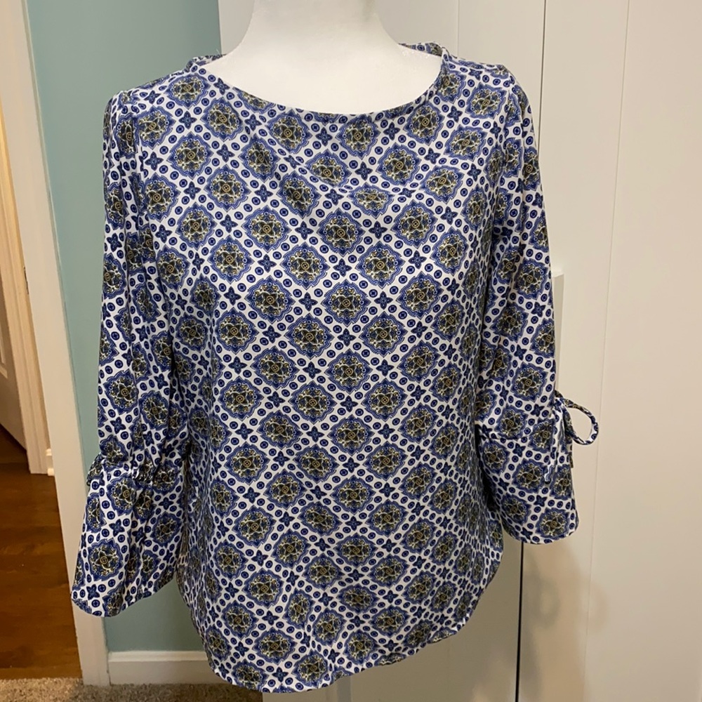 Chase lands end blouse with tie sleeves.